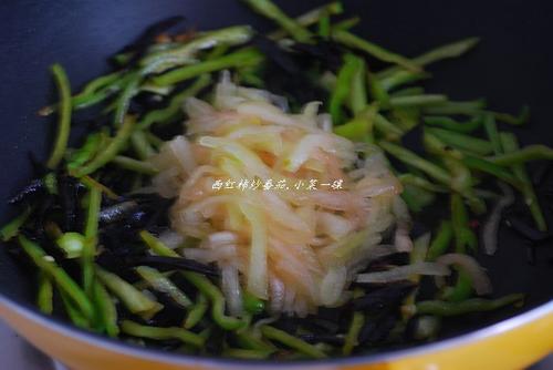 青椒炒西瓜皮的做法