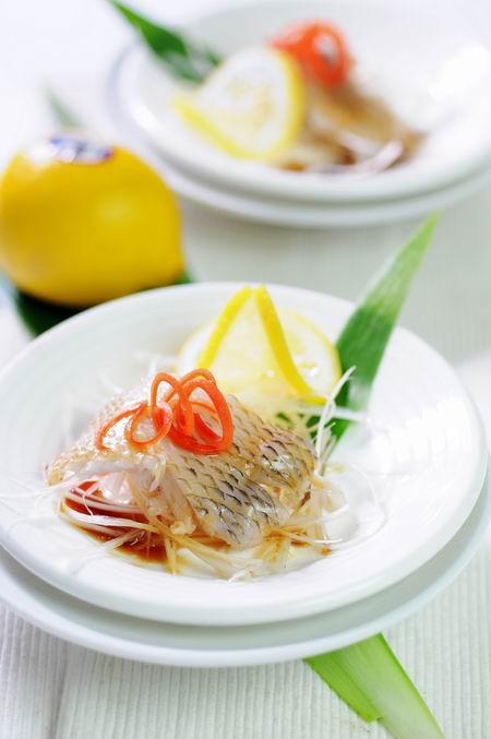 柠香鲈鱼的做法