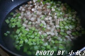 芹菜豆干拌花生米的做法