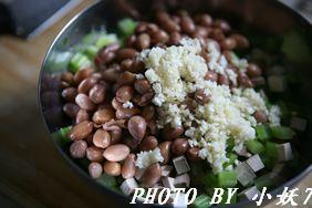 芹菜豆干拌花生米的做法
