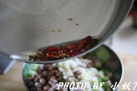 芹菜豆干拌花生米的做法