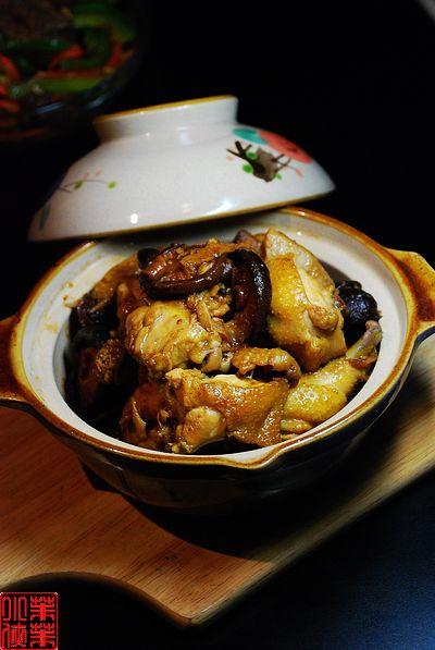 香菇焖鸡煲的做法