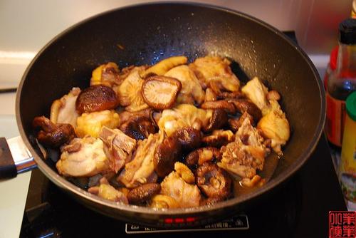 香菇焖鸡煲的做法