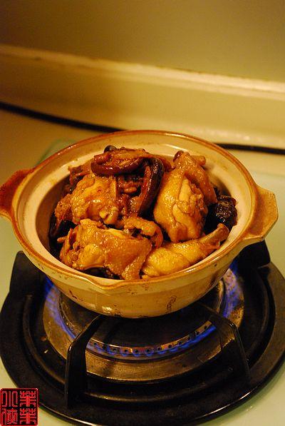 香菇焖鸡煲的做法