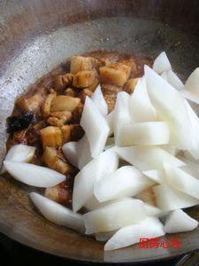 五花肉炖白萝卜的做法