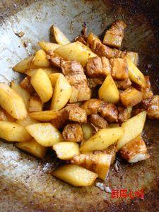 五花肉炖白萝卜的做法
