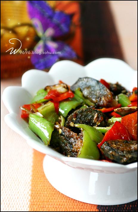 辣炒尖椒皮蛋的做法