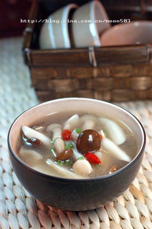 杂骨菌菇汤的做法