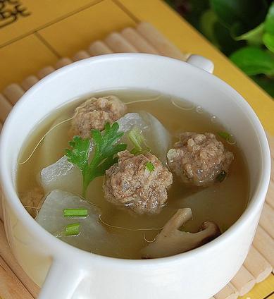 牛肉丸子萝卜汤的做法