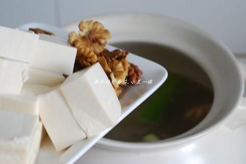核桃鱼头豆腐汤的做法
