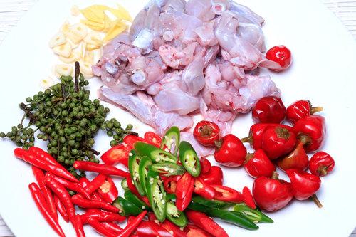 鲜椒茶油牛蛙的做法