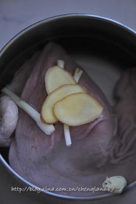 黑椒猪肚白果汤的做法