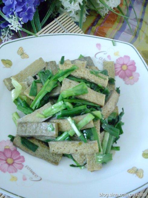 韭菜炒黑豆干的做法