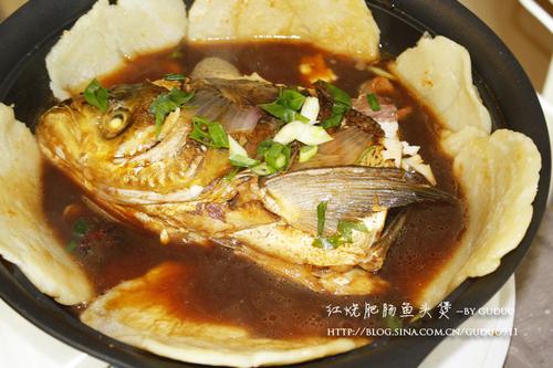 红烧肥肠鱼头煲的做法