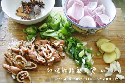 红烧肥肠鱼头煲的做法