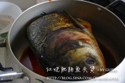 红烧肥肠鱼头煲的做法