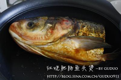 红烧肥肠鱼头煲的做法