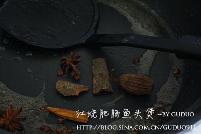 红烧肥肠鱼头煲的做法