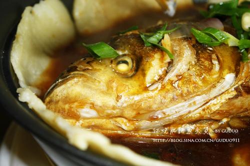 红烧肥肠鱼头煲的做法