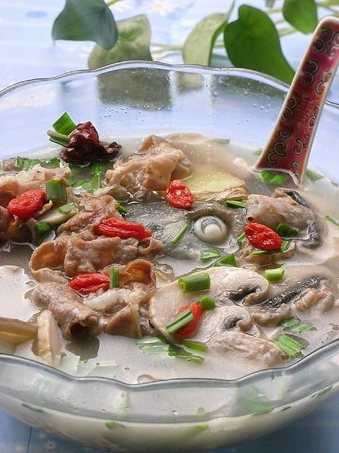 鱼羊鲜菇汤的做法