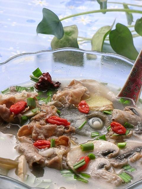 鱼羊鲜菇汤的做法