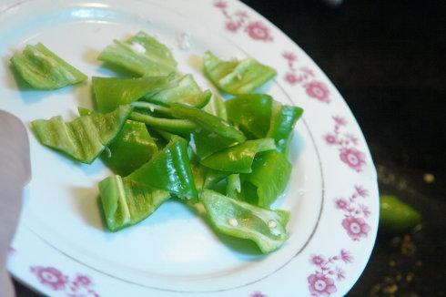 酸辣鸡丁的做法