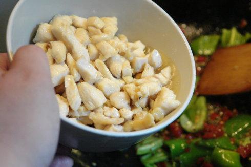 酸辣鸡丁的做法