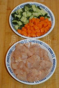 胡萝卜黄瓜炒鸡丁的做法
