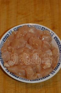 胡萝卜黄瓜炒鸡丁的做法