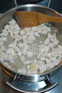 胡萝卜黄瓜炒鸡丁的做法