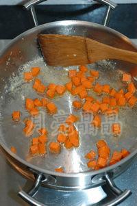 胡萝卜黄瓜炒鸡丁的做法