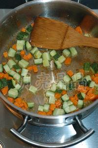 胡萝卜黄瓜炒鸡丁的做法