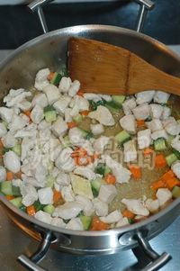 胡萝卜黄瓜炒鸡丁的做法