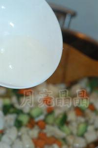 胡萝卜黄瓜炒鸡丁的做法