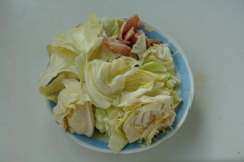 培根莲花白的做法