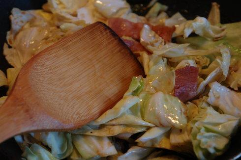 培根莲花白的做法