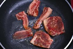 铁板牛仔骨的做法