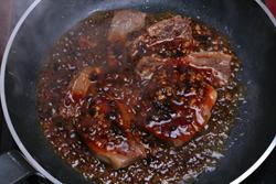 铁板牛仔骨的做法