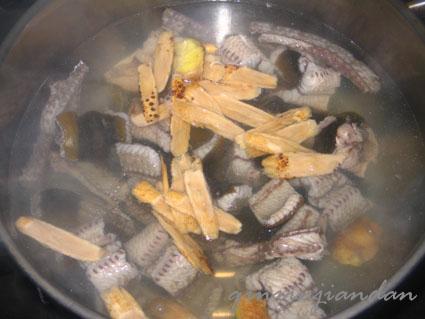 北芪黄鳝汤的做法