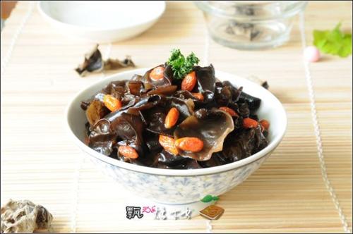 鸡汤煨木耳的做法