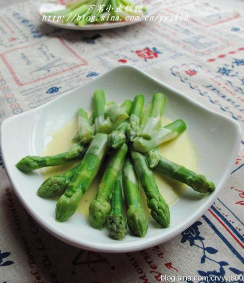 芦笋佐荷兰酱汁和老笋梗烧鸡的做法