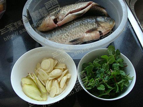 薄荷鲫鱼的做法