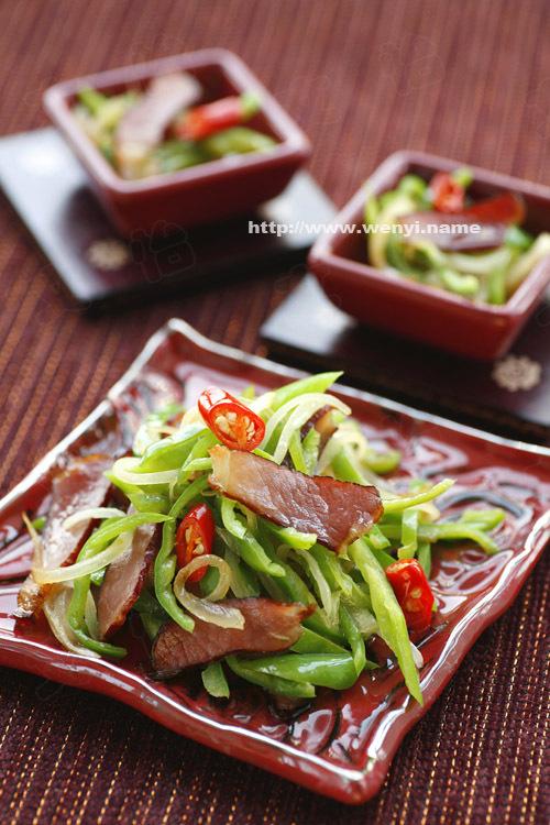 腊肉尖椒炒洋葱的做法