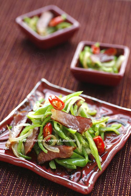腊肉尖椒炒洋葱的做法
