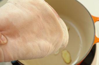 港式秘制猪肘的做法