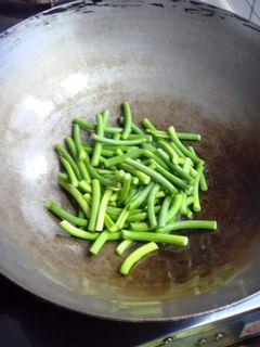 里脊炒蒜薹的做法