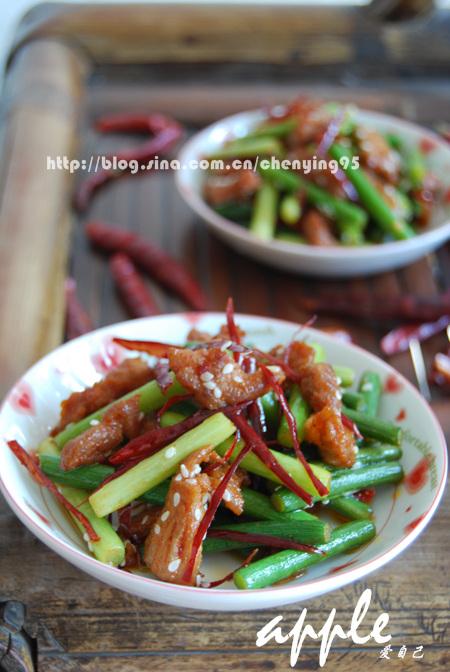 红椒蒜苗炒煎猪肉的做法