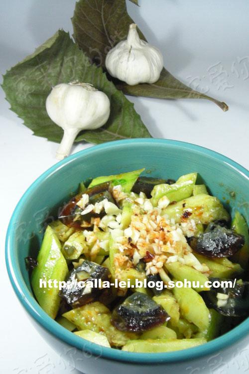 凉拌黄瓜皮蛋的做法