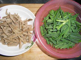 笋干炒大蒜的做法