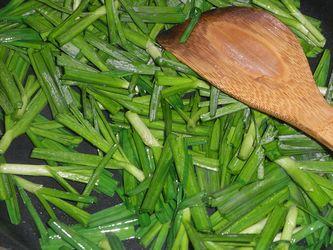 笋干炒大蒜的做法